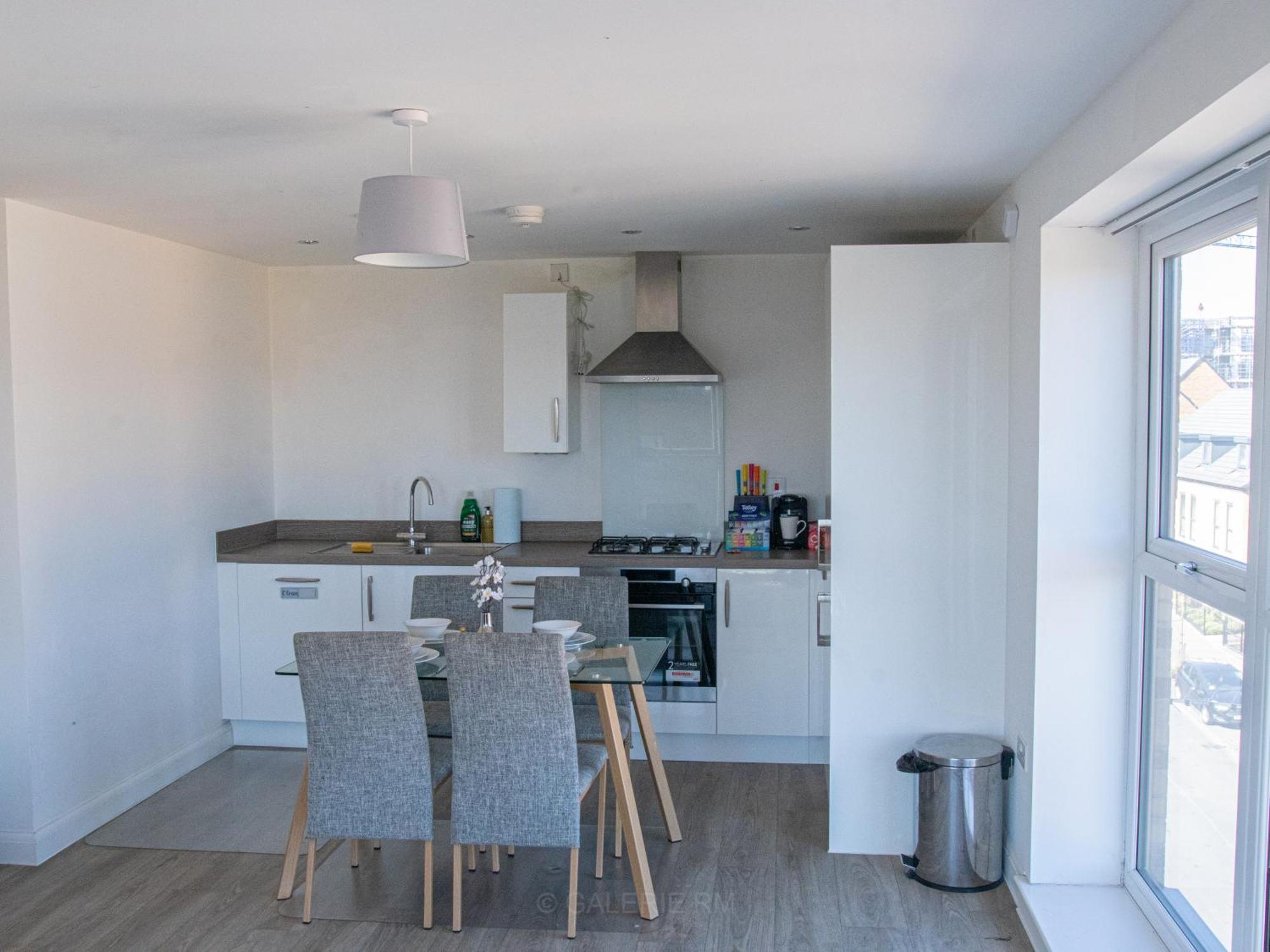 Apartment Centre 2bed 2bath Nearby Parking *