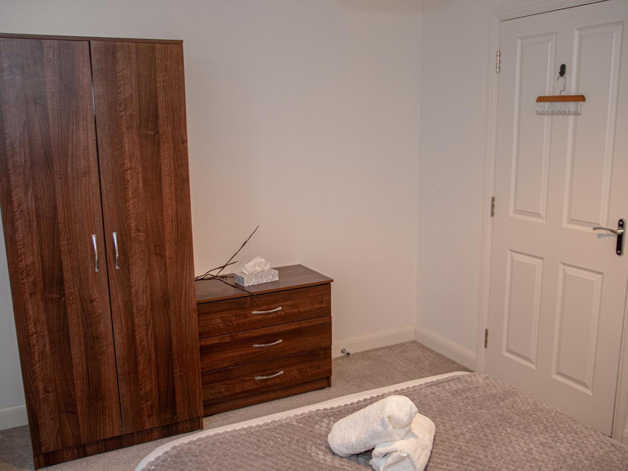 Apartment Centre 2bed 2bath Nearby Parking *