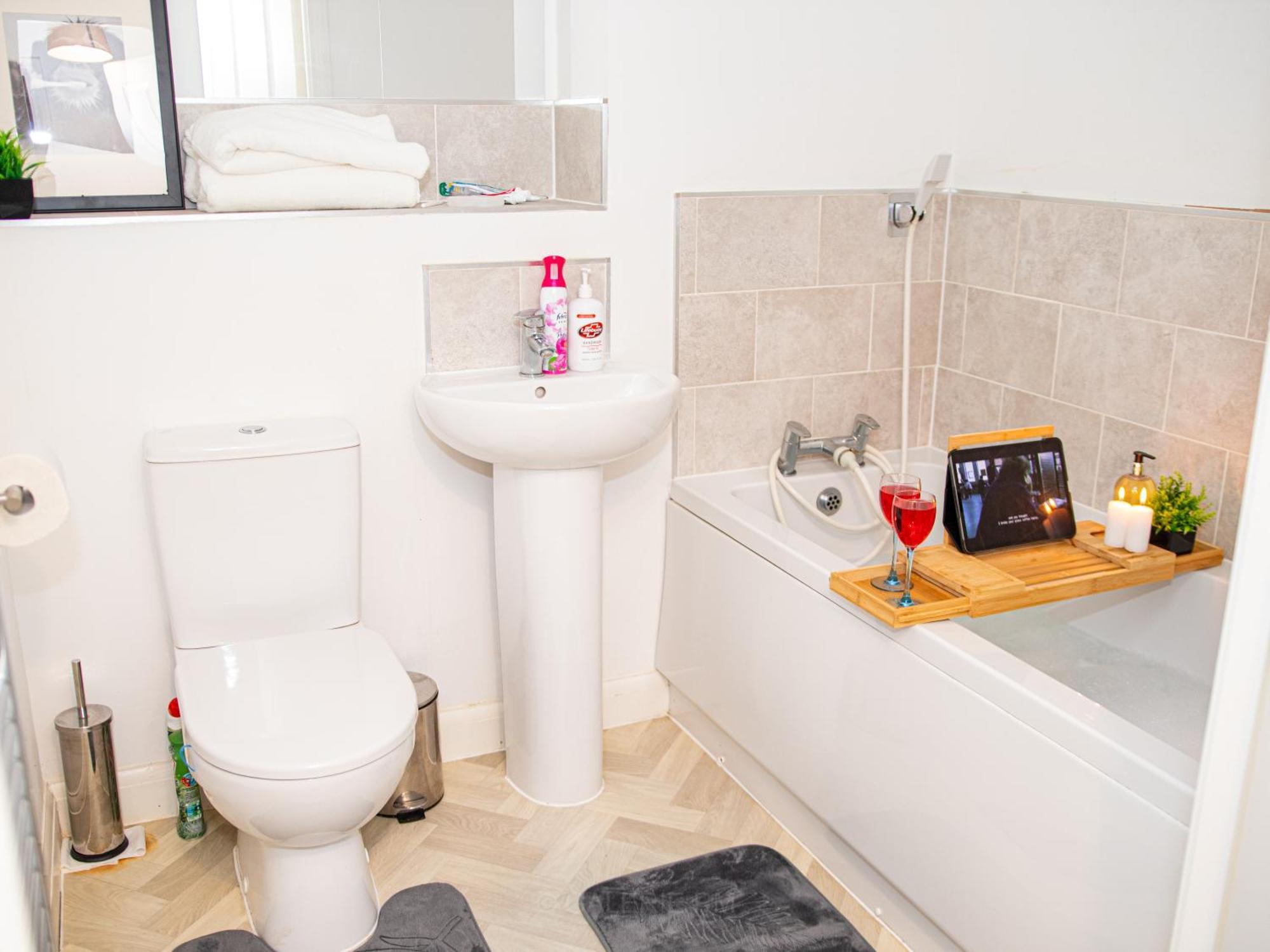 Centre 2bed 2bath Nearby Parking Apartment