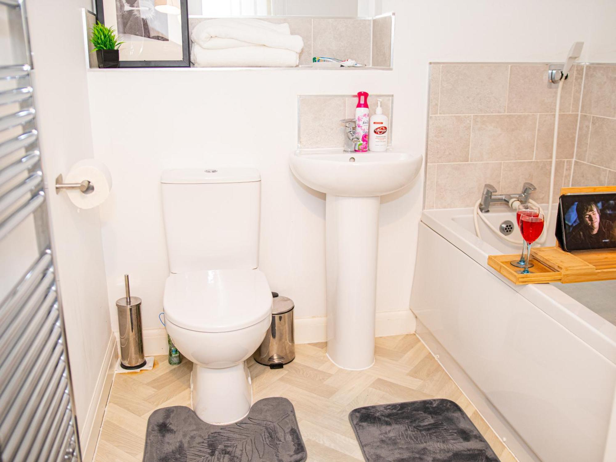Apartment Centre 2bed 2bath Nearby Parking *