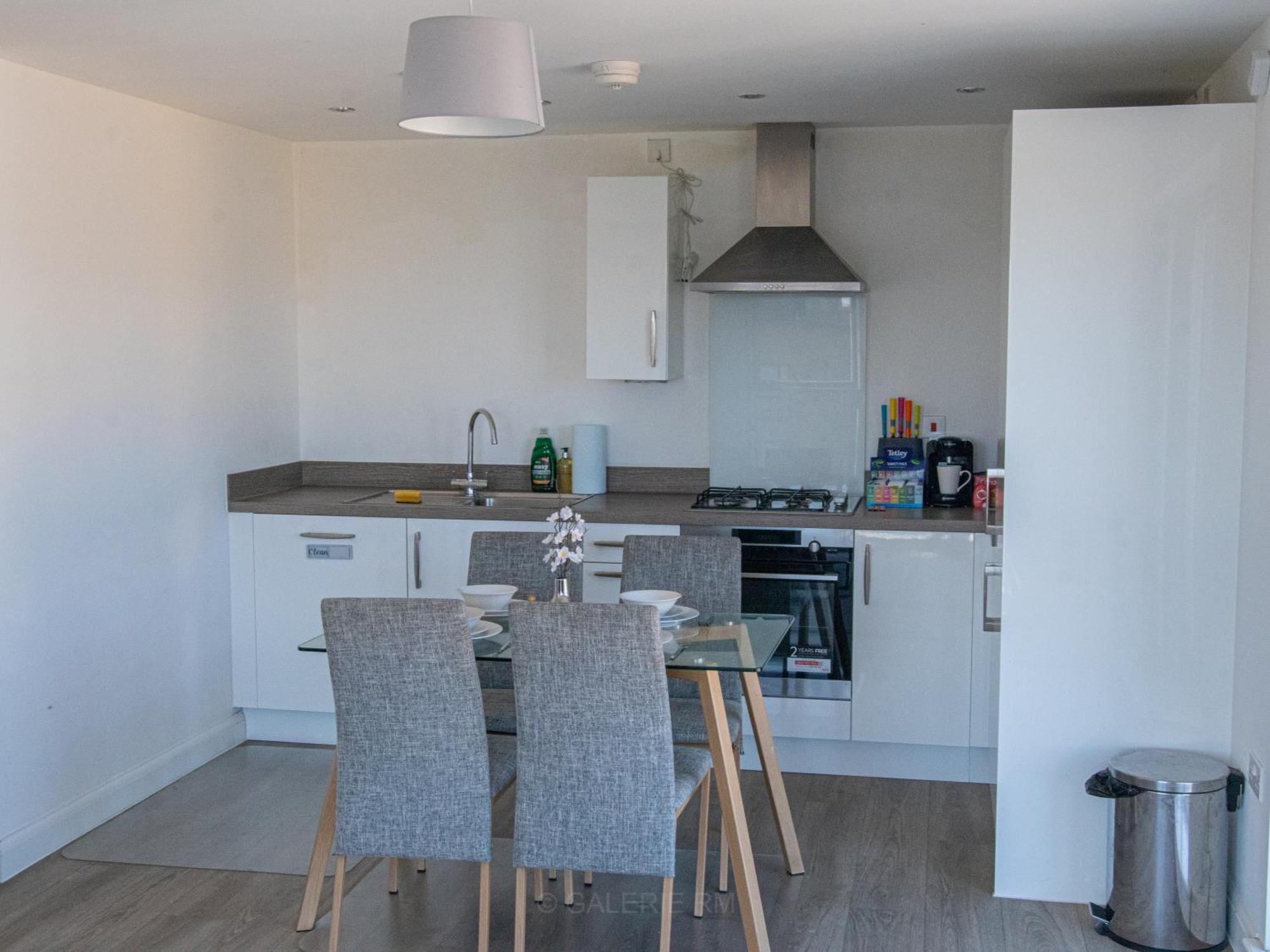 Apartment Centre 2bed 2bath Nearby Parking