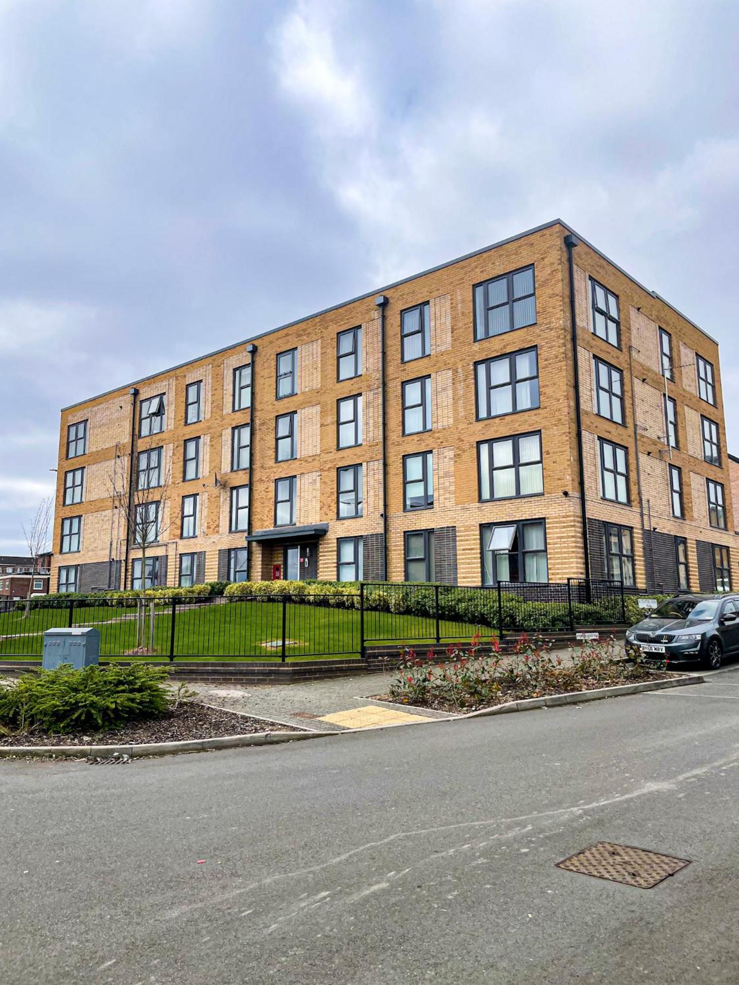 Apartment Centre 2bed 2bath Nearby Parking